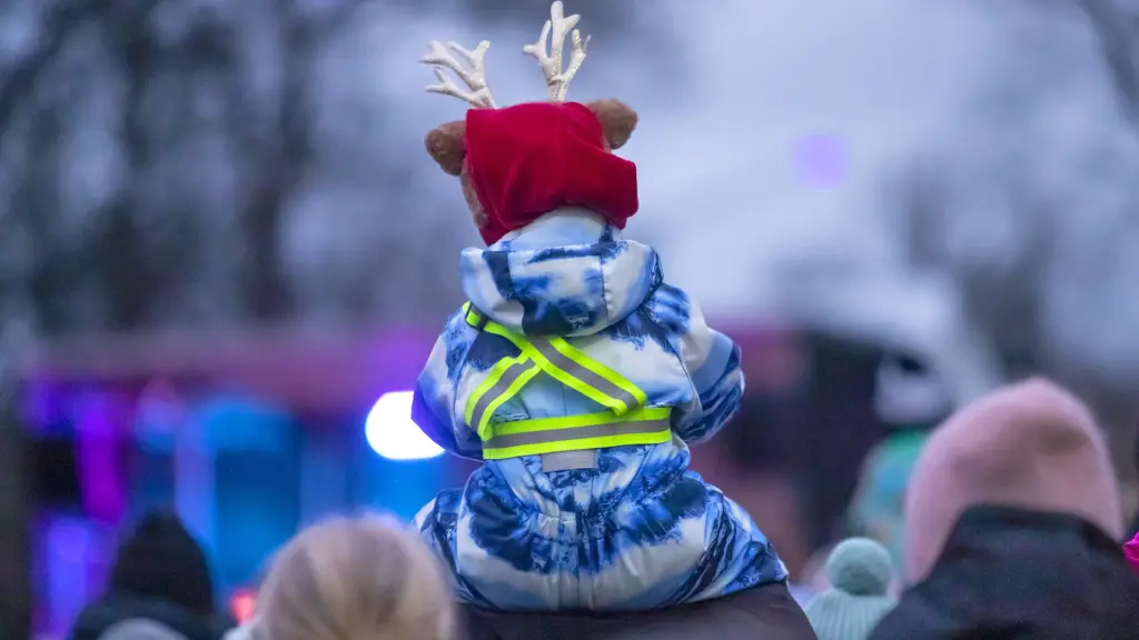 Lapsi vanhempien kanssa joulutapahtumassa Turussa